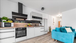 Frigorífico, microondas, horno y placa de cocina
