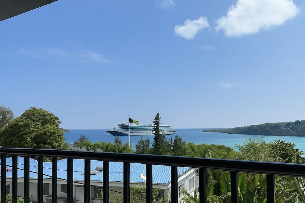 Crown Royale Hotel & Lounge