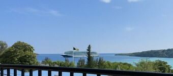 크라운 로얄 호텔 & 라운지