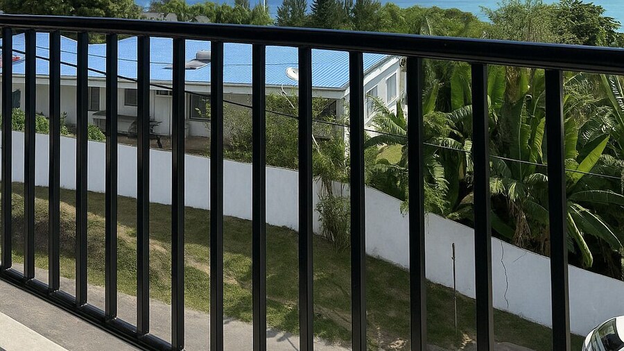 Crown Royale Hotel & Lounge