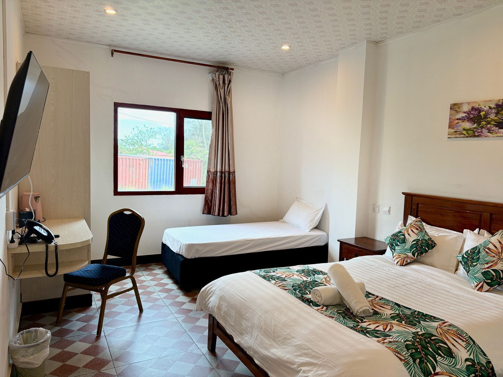 Standard Room, 1 Queen Bed, Air conditioning | Premium bedding, in-room safe, desk, laptop workspace