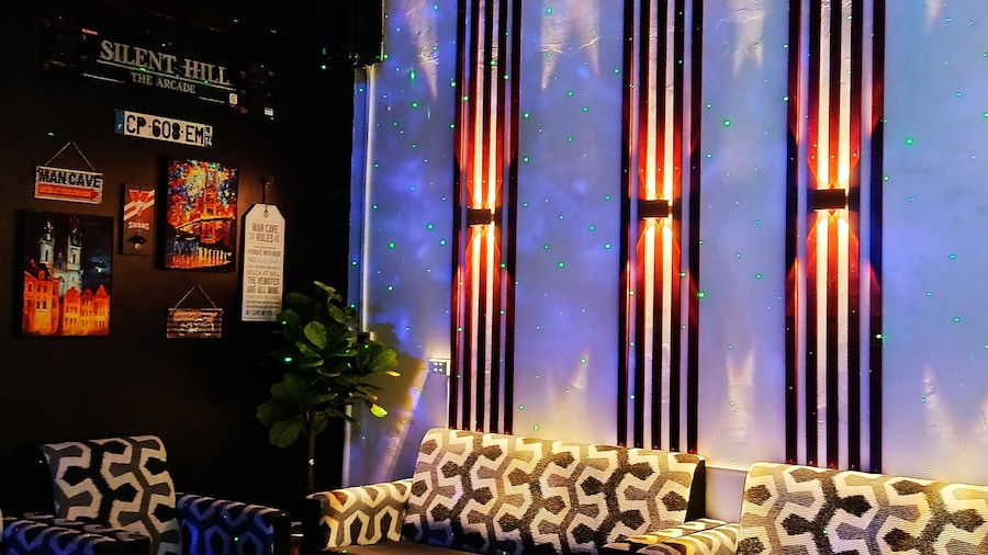 Crown Royale Hotel & Lounge