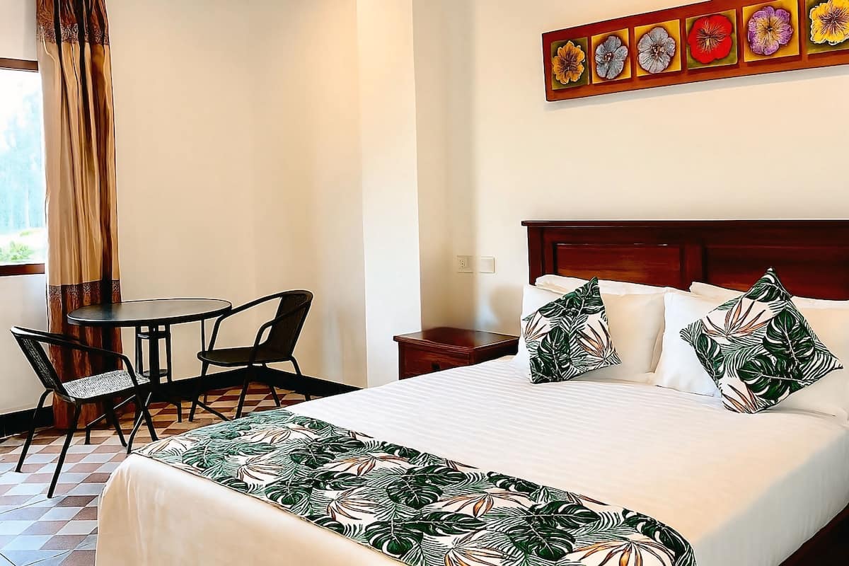 Standard Room, 1 Queen Bed, Air conditioning | 1 bedroom, premium bedding, in-room safe, desk