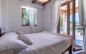 4 bedrooms, travel crib, free WiFi, bed sheets
