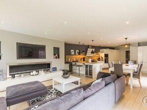 Télévision, cheminée