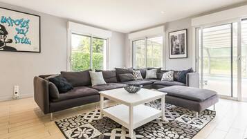 Televisie en een open haard