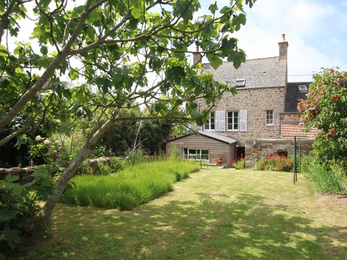 Charming house with enclosed garden near Fermanville port