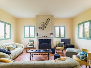 Televisie, een open haard en een tafeltennistafel