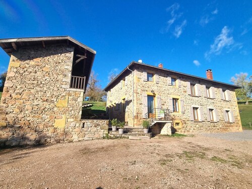 Modern country house with pets allowed, terrace and internet