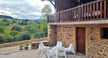 Gîtes spacieux avec terrasse, jardin et équipements modernes entourés de nature paisible