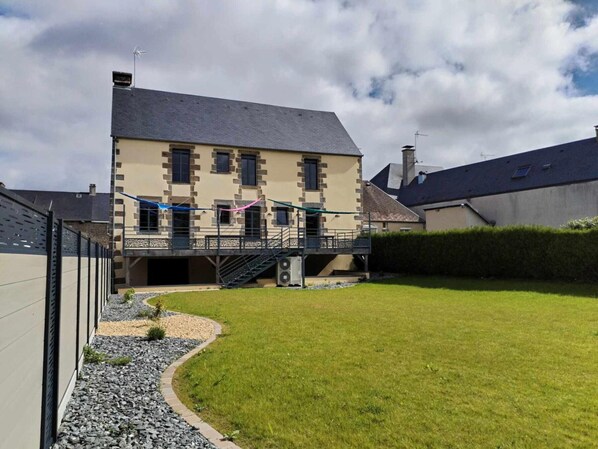 المنشأة من الخارج