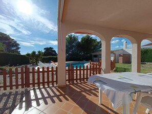 Outdoor dining - "Villa 3BR avec piscine privée, grand jardin, à 600m de la plage à L'Ametlla de Mar" (L'Ametlla de Mar)