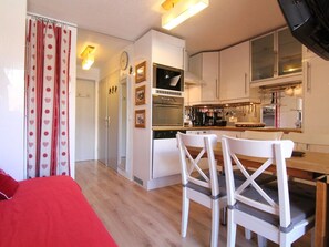 Fridge, microwave, stovetop, dishwasher - Cozy Apartment for 4/5 with Balcony near Ski Lifts, Shops & Ski School - Alpe d'Huez (Huez)