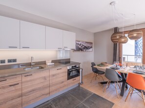 Fridge, microwave, dishwasher - Charming 3-room apartment with balcony and wifi in Huez (Huez)