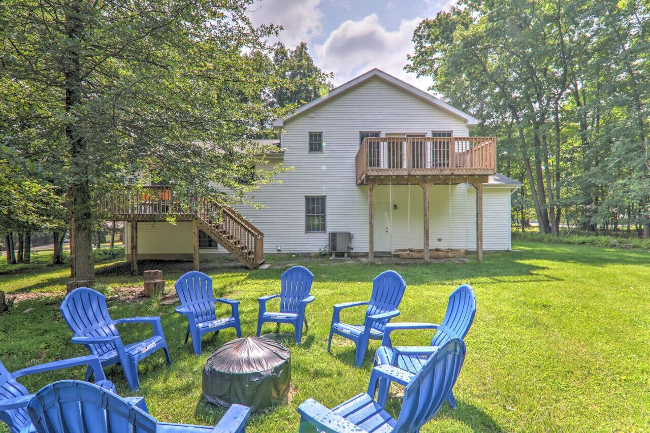 Cozy family home w/ hot tub, sauna, games & more!