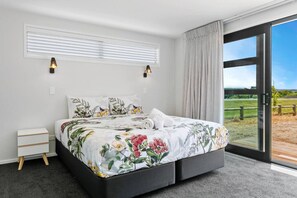 3 bedrooms, iron/ironing board, travel cot, WiFi - Holiday Pavilion- Relax in Taupo (Taupo)