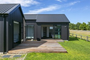 Unclassified image, 5 of 35, button - Holiday Pavilion- Relax in Taupo (Taupo)