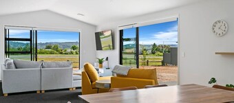 Holiday Pavilion in Taupo, modern new home in Wharewaka short walk to the lake