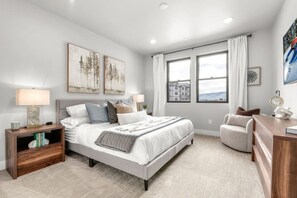 3 habitaciones, escritorio, tabla de planchar con plancha y internet 