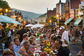 Outdoor dining - Ski Chalet at Deer Valley with Free Shuttle & Hot Tub (Heber City)