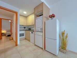 Fridge, microwave, oven, dishwasher - Apt. 2 pax 200 m from the beach, free wifi - Blanes. Vivalidays Angels. (Blanes)