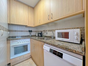 Fridge, microwave, oven, dishwasher - Apt. 2 pax 200 m from the beach, free wifi - Blanes. Vivalidays Angels. (Blanes)