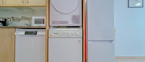 Een koelkast, een magnetron, een oven, een vaatwasser
