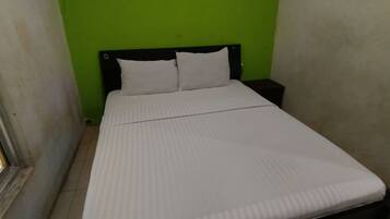 Kamar Double Standar | Meja kerja, ruang kerja ramah laptop, Wi-Fi gratis, dan seprai linen