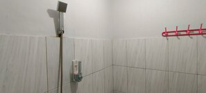 标准双人房 | 浴室 | 淋浴设施、毛巾