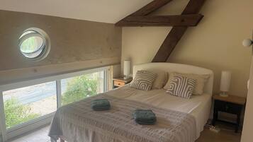 2 habitaciones, tabla de planchar con plancha y cuna de viaje