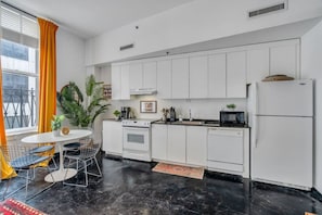 Réfrigérateur, four à micro-ondes, un four, surface de cuisson