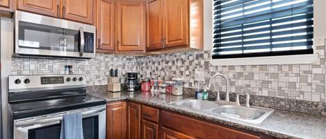 Réfrigérateur, micro-ondes, four, plaque de cuisson