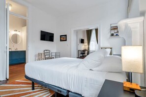 Unclassified image, 4 of 40, button