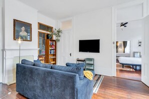 Smart TV, books, stereo