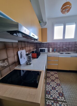 Kylskåp, mikrovågsugn, spishäll och kaffe- och tebryggare