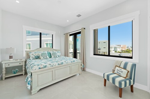 Luxury Seaside Escape ~ Pool ~ Dock ~ Scenic Views