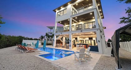 Luxury Seaside Escape ~ Pool ~ Dock ~ Scenic Views