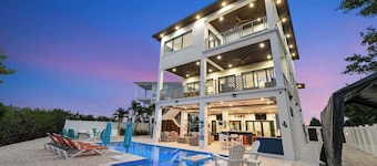 Luxury Seaside Escape ~ Pool ~ Dock ~ Scenic Views