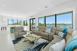 Smart-TV, bordtennis, bøker og stereoanlegg