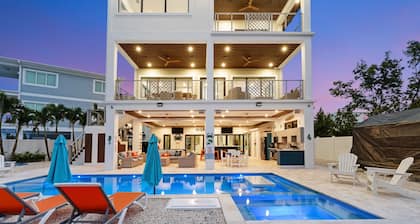 Luxury Seaside Escape ~ Pool ~ Dock ~ Scenic Views
