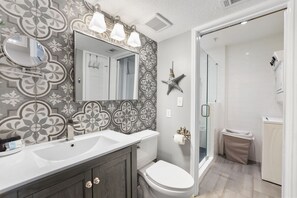 Een douche, een haardroger, handdoeken