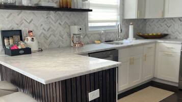 Réfrigérateur, micro-ondes, grille-pain