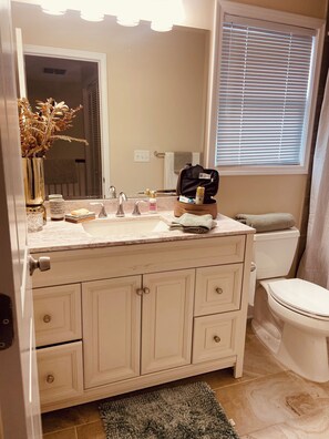 Toallas, jabón, shampoo, papel de baño 