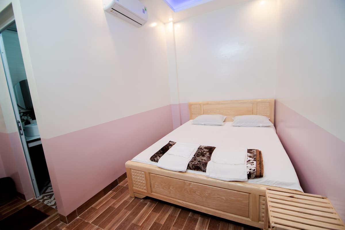 Basic Single Room, 1 King Bed | Soundproofing, free WiFi, bed sheets
