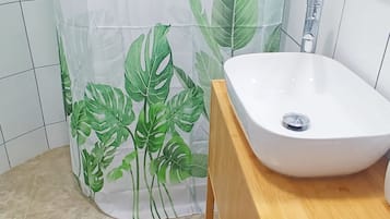 Een haardroger, handdoeken, zeep, toiletpapier