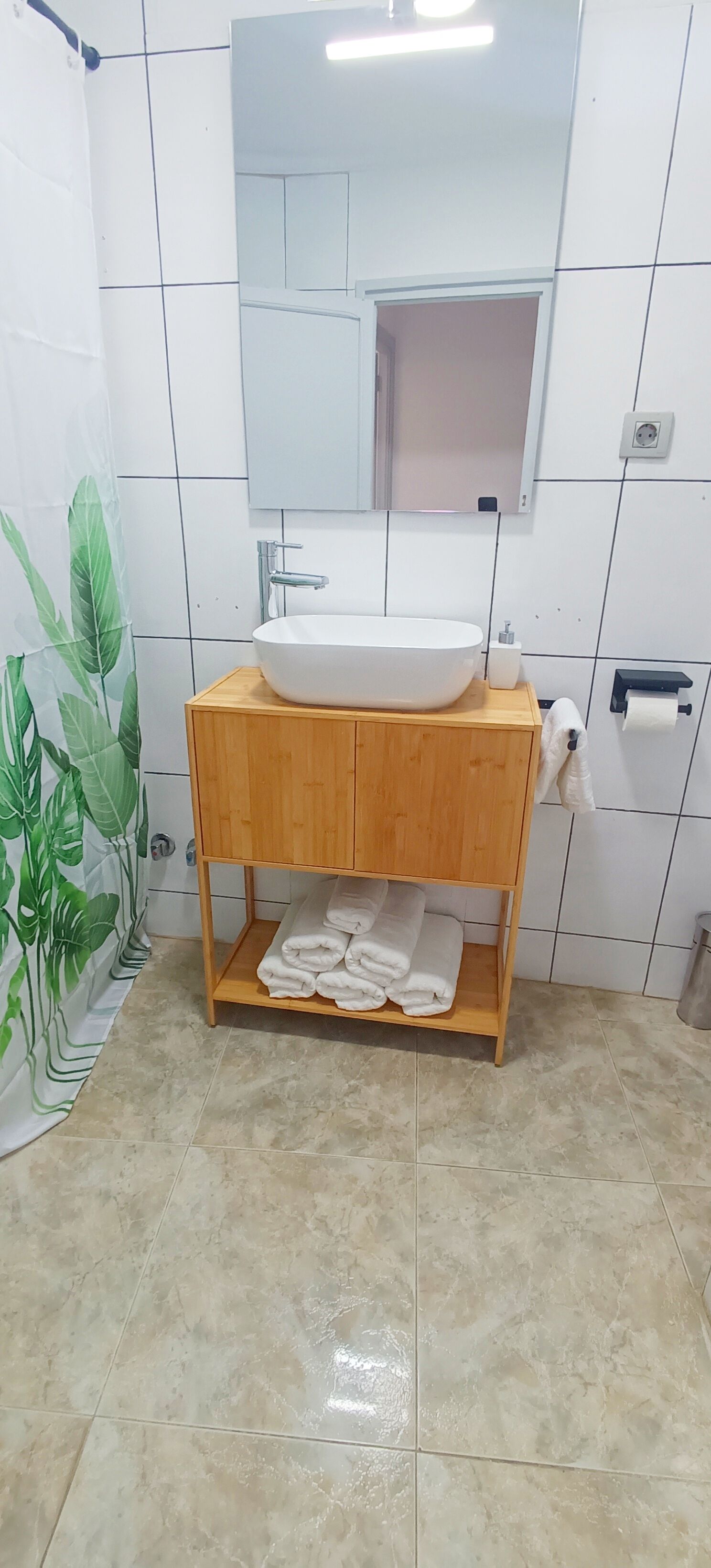 Haartrockner, Handtücher, Seife, Toilettenpapier