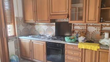 Căn hộ trung tâm thành phố | Bếp riêng | Tủ lạnh, lò vi sóng, lò nướng, ấm điện