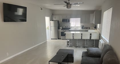 3 bedroom 1 bath house  washer & dryer in unit ac tv
Newly renovated furnished 