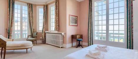 5 chambres, fer et planche à repasser, lit parapluie, Wi-Fi gratuit