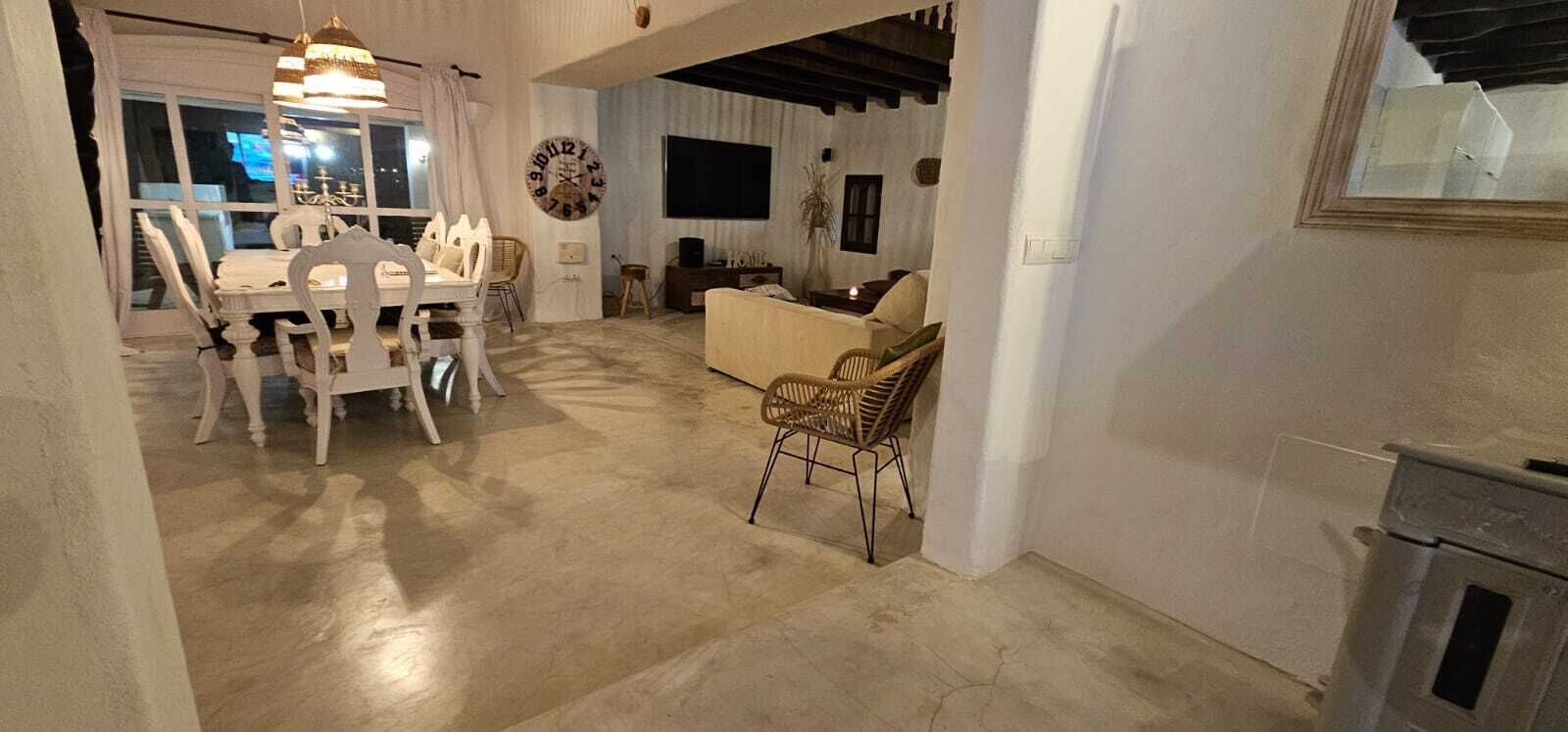 Smart TV, fireplace, books, stereo